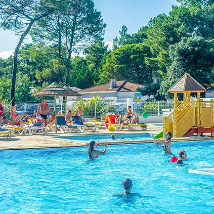 camping piscine chauffee tranche sur mer